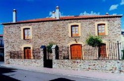 alojamientos La Casa Grande de Adolfo vacaciones en La Codosera hoteles en Badajoz admiten perros escapada con mascota viajar con perro a La Codosera vacaciones verano